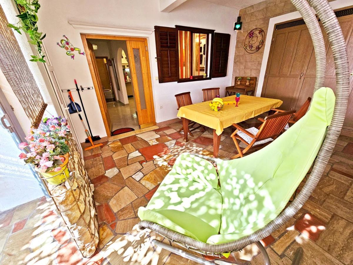 Tempera By The Apartman *
